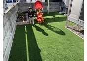 雑草が生え放題の庭がスッキリ。子供が安全に遊べるスペースに