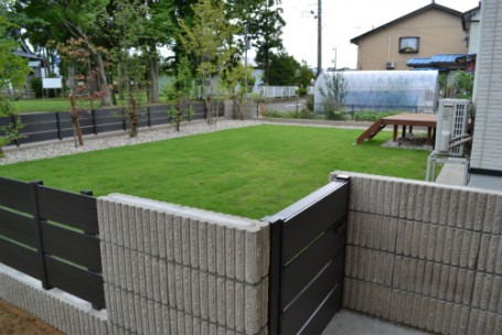 ごくシンプルな芝生のドックランスペース