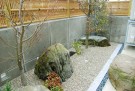 大きな景石が和の空間を引き立てて