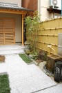 水音が聞こえるアプローチ